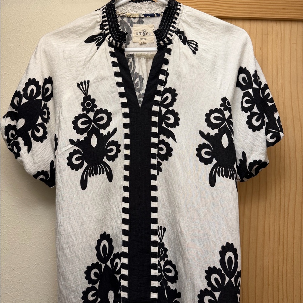 Umgee White and Black Embroidered Women’s Shirt